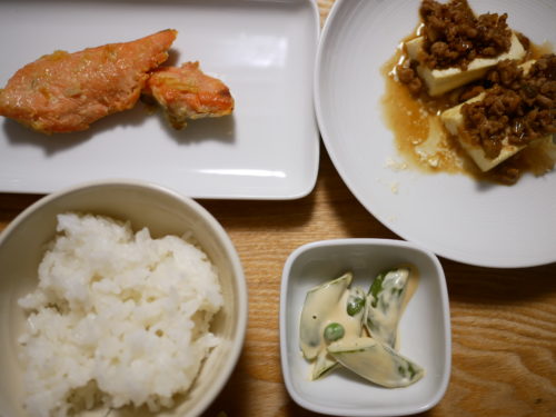 夕食の膳（鮭の味噌マーマレード）