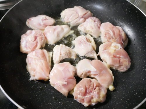 鶏もも肉をフライパンで焼く