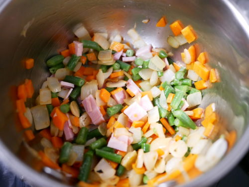 スープの野菜を炒める