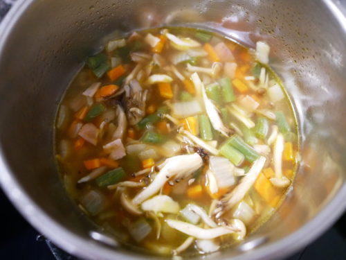スープの野菜を煮る